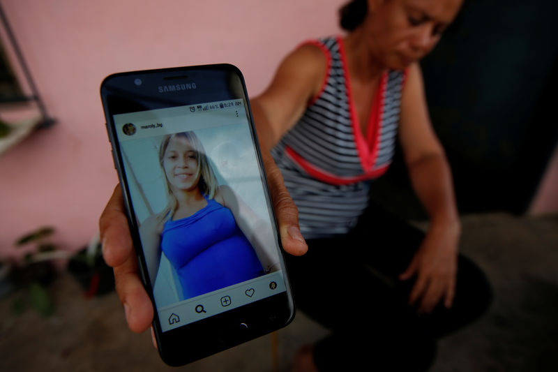 © Reuters. La familia venezolana que intentó huir de la crisis y desapareció en el mar