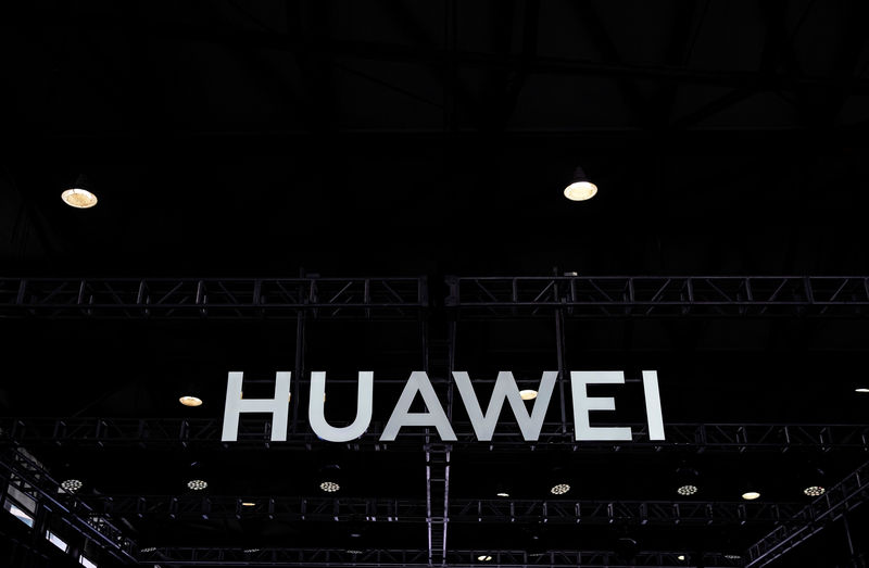 © Reuters. A Huawei company logo is seen at CES (Consumer Electronics Show) Asia 2019 in Shanghai