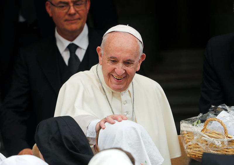 © Reuters. Papa Francisco recebe fieis no Vaticano