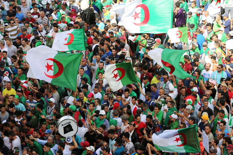 © Reuters. رغم احتفالهم باعتقال مسؤولين.. الجزائريون يواصلون الاحتجاج للمطالبة بالتغيير