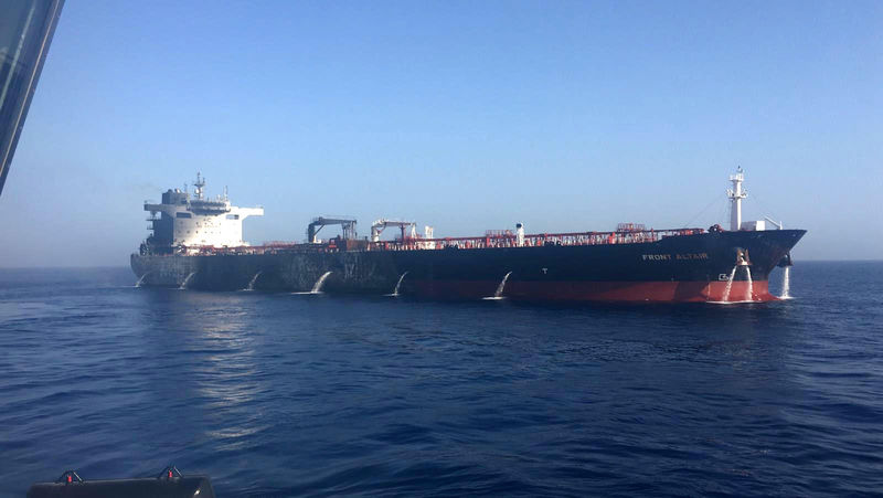 © Reuters. فرنتلاين: الناقلة فرنت ألتير لا تزال طافية وتساعدها سفينة إنقاذ