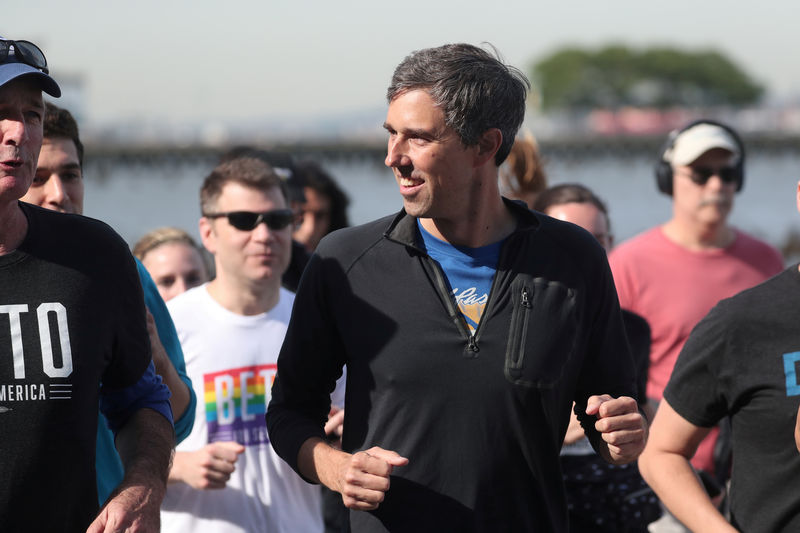 © Reuters. FILE PHOTO: Democratic 2020 U.S. presidential candidate Beto O'Rourke jogs a 2 mile run with members of the LGBTQ community along the Hudson River Greenway in New York City