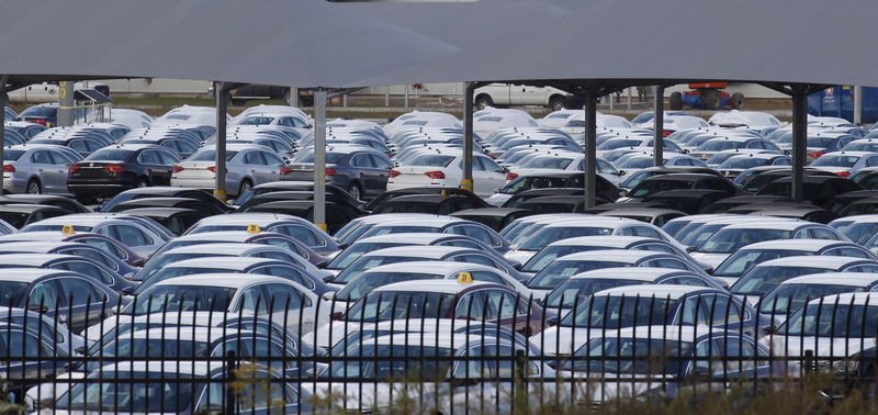 © Reuters. FILE PHOTO: Cars at the Volkswagen Chattanooga Assembly Plant in Chattanooga
