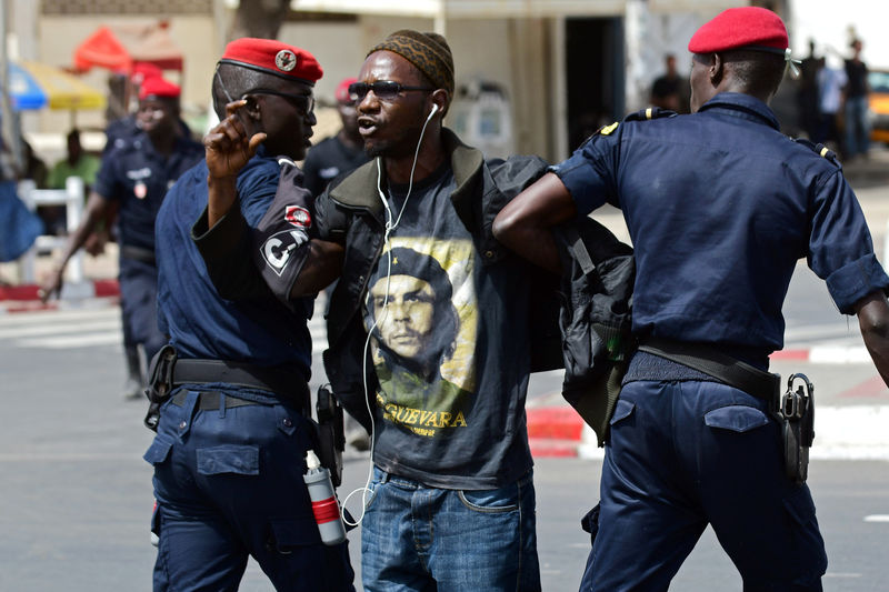 © Reuters. الشرطة السنغالية تعتقل محتجين وسط غضب بشأن صفقة غاز