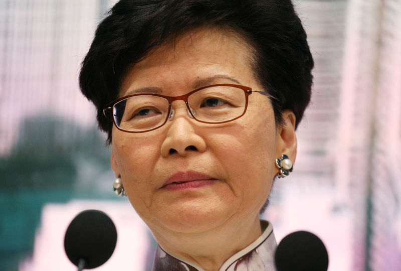 © Reuters. رئيسة هونج كونج التنفيذية تعلق قانون تسليم المتهمين للصين