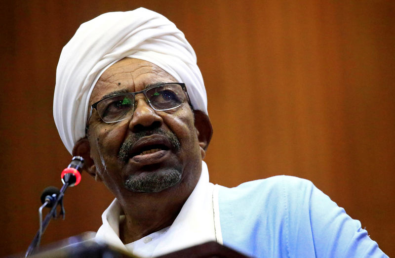 © Reuters. النائب العام السوداني يعلن إحالة البشير للمحاكمة قريبا
