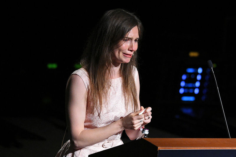 © Reuters. Amanda Knox, who has returned to Italy for the first time since being cleared of the murder of British student Meredith Kercher, cries as she speaks at the Criminal Justice Festival in Modena