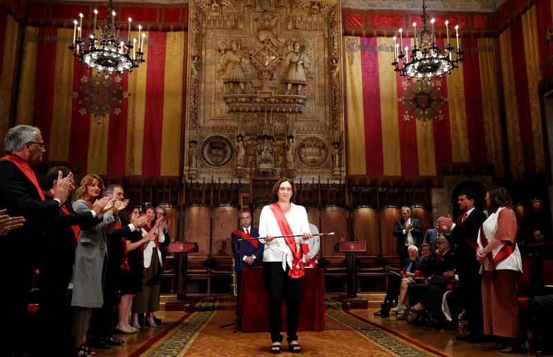 © Reuters. Ada Colau posa durante la ceremonia de toma de juramento como alcaldesa de Barcelona, en el ayuntamiento de Barcelona