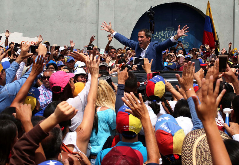 © Reuters. Venezuelan opposition leader Juan Guaido, who many nations have recognised as the country's rightful interim ruler, greets supporters after delivering a speech, in Merida