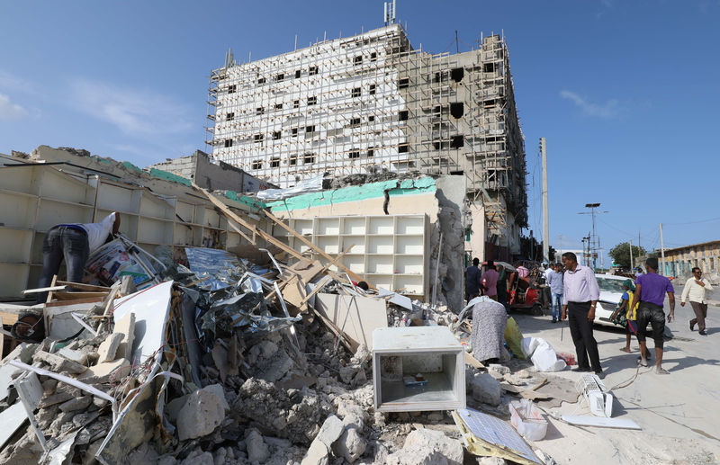 © Reuters. حركة الشباب تقتل 16 في تفجيرين بكينيا والصومال