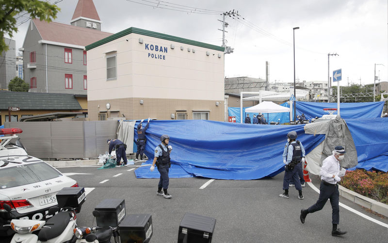 © Reuters. إن.إتش.كيه: تعرض ضابط شرطة للطعن في غرب اليابان