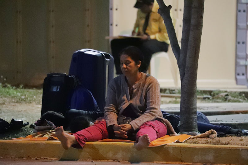 © Reuters. Migrantes venezolanos esperan en el Centro Binacional de Atención Fronteriza de Perú en Tumbes.