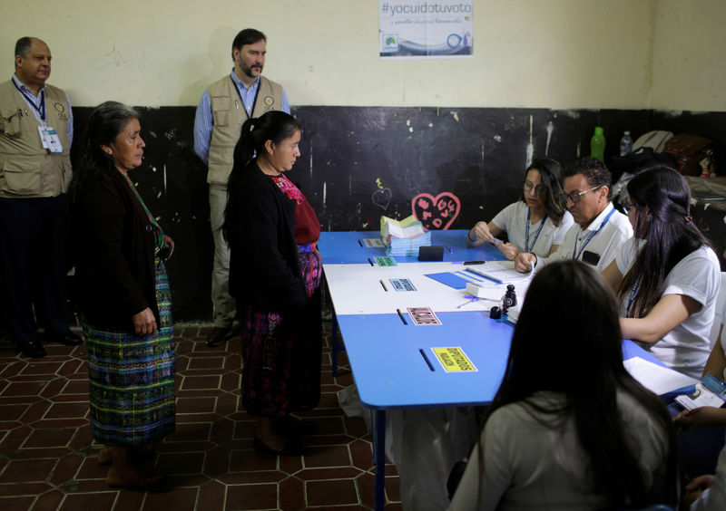 © Reuters. Ciudadanas guatemaltecas ejerciendo su derecho a voto durante la primera vuelta de las elecciones presidenciales en Ciudad de Guatemala