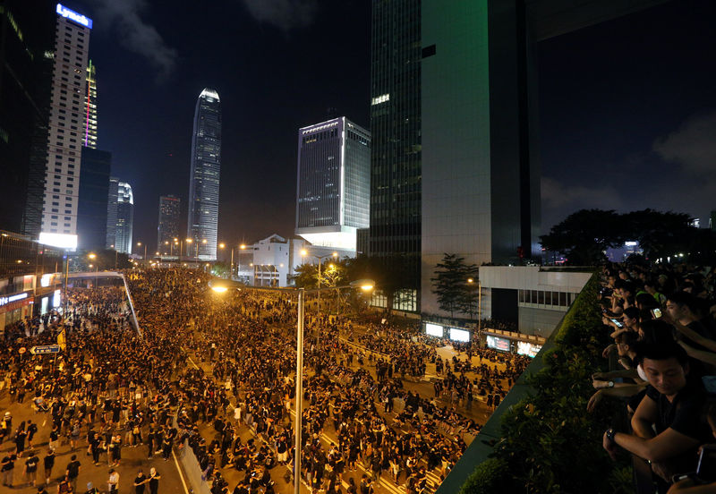 © Reuters. الرئيسة التنفيذية لهونج كونج تعتذر للمواطنين بعد احتجاجات حاشدة على مشروع قانون