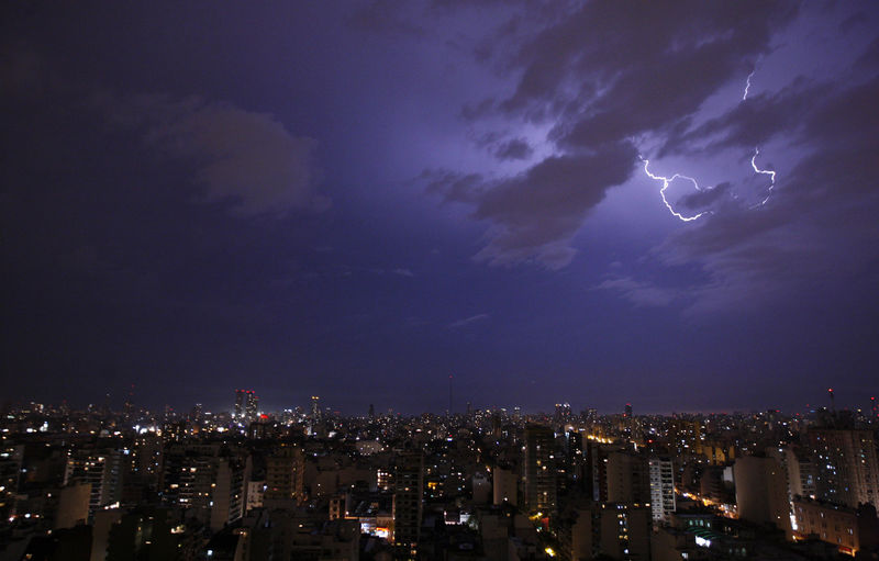 © Reuters. Un rayo ilumina el cielo nocturno de Buenos Aires durante una tormenta