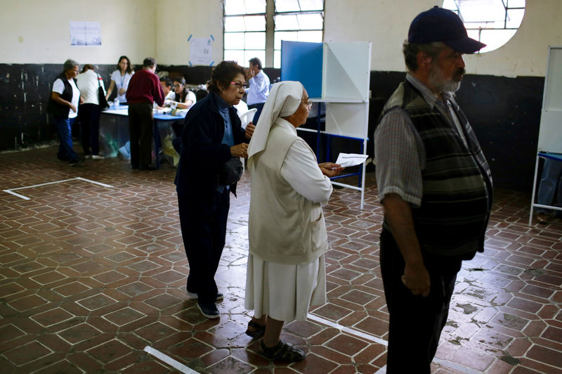 © Reuters. جواتيمالا تنتخب رئيسا جديدا وسط توترات بسبب العنف والهجرة