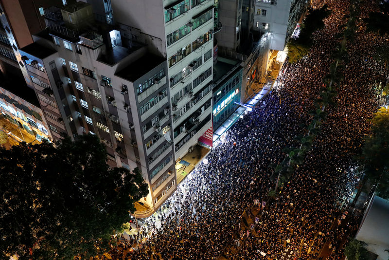 © Reuters. Cientos de miles de personas asisten a una manifestación exigiendo a la dirigente de Hong Kong que renuncie y retire el proyecto de ley de extradición