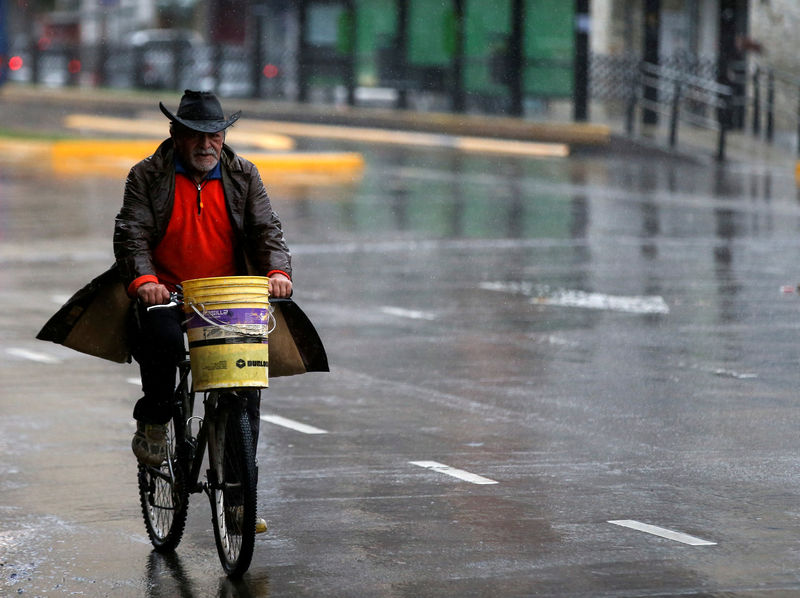 © Reuters. A man rides his bike during a national blackout, in Buenos Aires