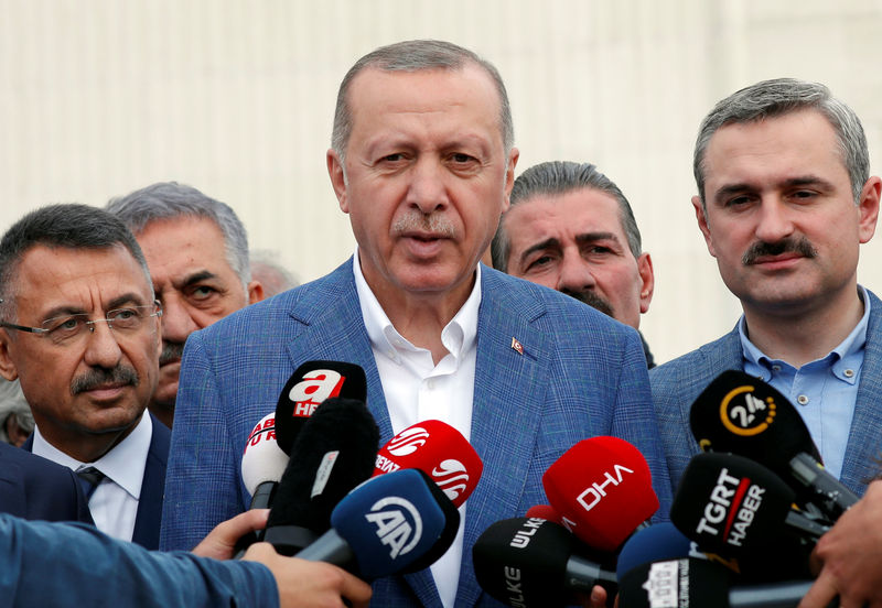 © Reuters. Presidente turco Erdogan durante uma conversa com a mídia em Istambul