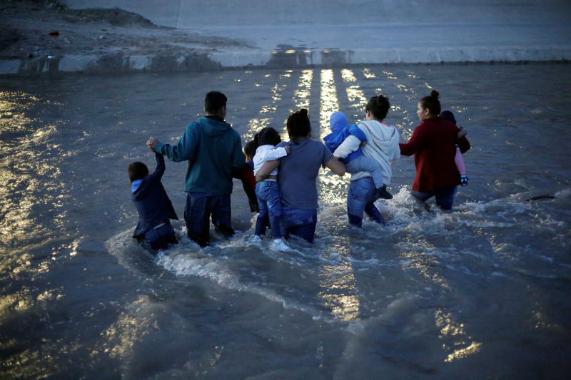 © Reuters. المكسيك تحتجز نحو 800 مهاجر غير شرعي عثرت عليهم في أربع شاحنات