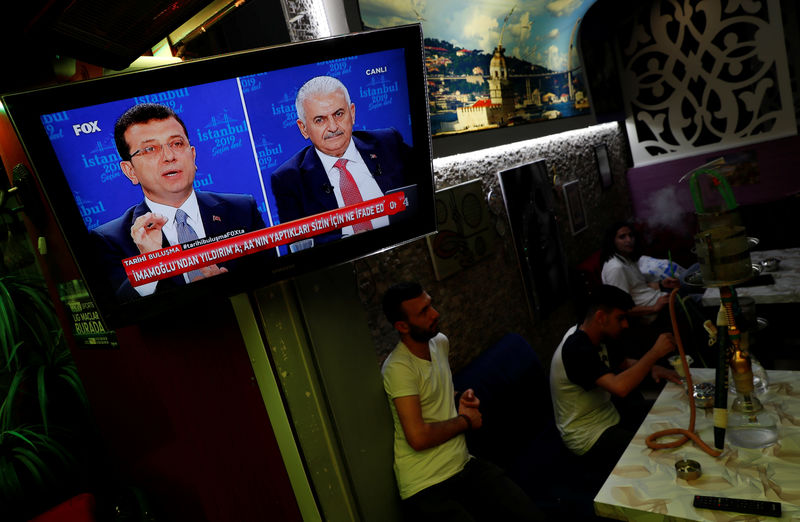 © Reuters. مناظرة تلفزيونية ساخنة بين مرشحي اسطنبول قبل انتخابات تمثل اختبارا لأردوغان