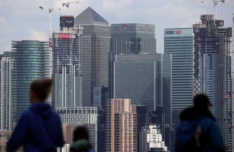 © Reuters. FILE PHOTO: The Canary Wharf financial district is seen from Greenwich Park in London