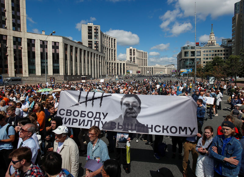 © Reuters. المئات يحتجون في موسكو تأييدا لصحفي استقصائي