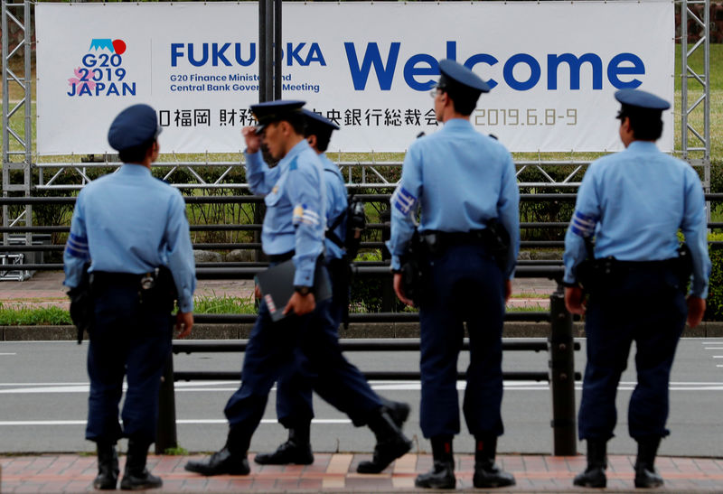 © Reuters. اليابان تعتقل رجلا لطعنه شرطيا والاستيلاء على سلاحه