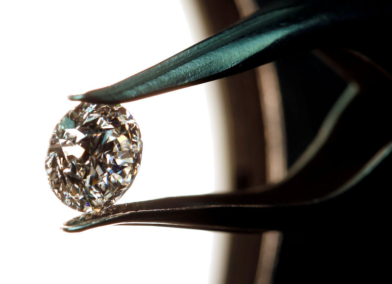 © Reuters. FILE PHOTO: A high-quality diamond is seen in a jewellery shop in Milan