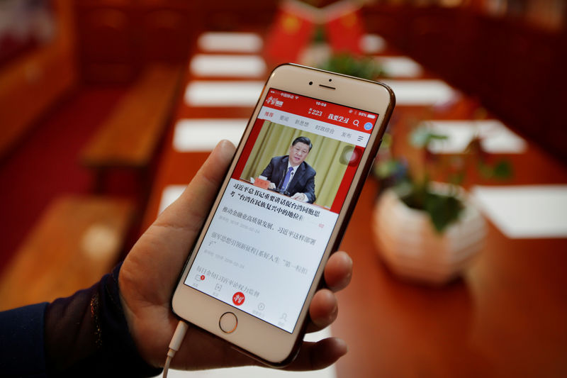 © Reuters. Cheng Hong, Tidal Star Group's communist party secretary, displays an app Xuexi Qiangguo in Beijing