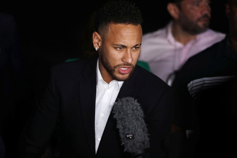 © Reuters. Neymar sale de una comisaría de policía en Sao Paulo