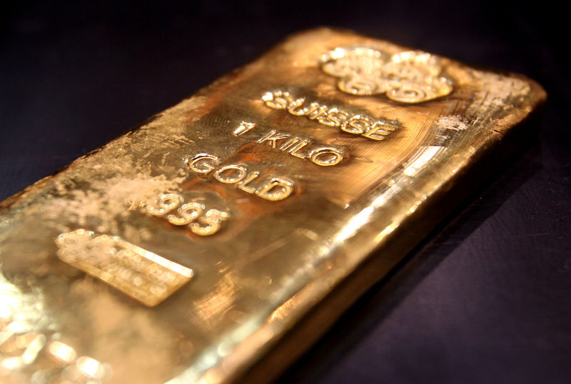 © Reuters. FILE PHOTO: A one-kilo gold bar is displayed in a shop in Dubai's gold souk