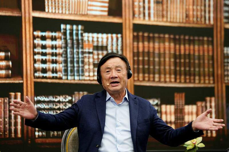© Reuters. El fundador de Huawei, Ren Zhengfei, durante una mesa redonda en la sede de la empresa en Shenzhen, provincia de Guangdong