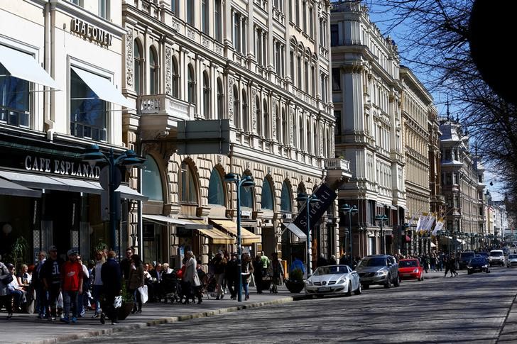 © Reuters. People walk at the Esplanade in Helsinki