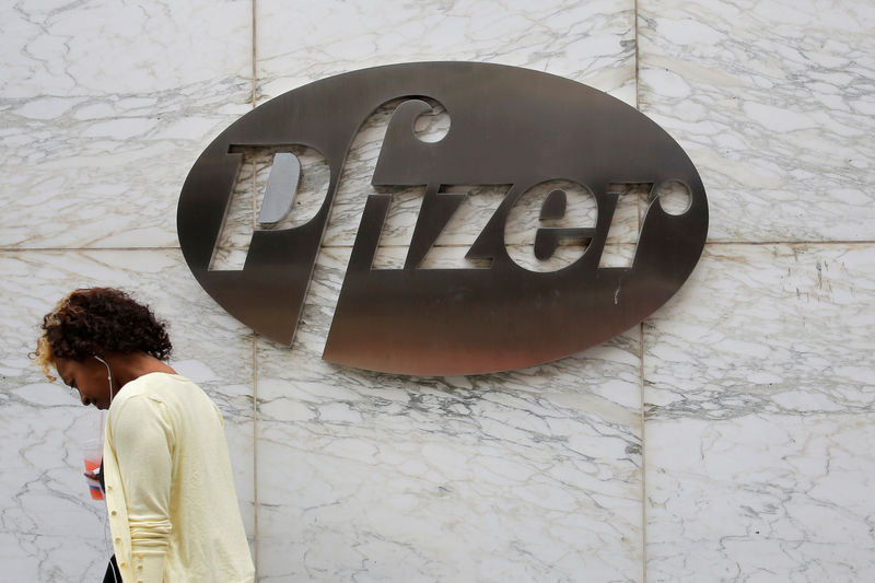 © Reuters. FILE PHOTO: The Pfizer logo is seen at their world headquarters in Manhattan, New York, U.S.