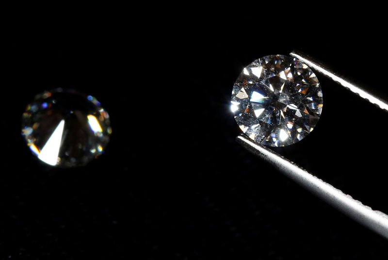 © Reuters. Un diamante de alta calidad es visto en una joyería de Milán