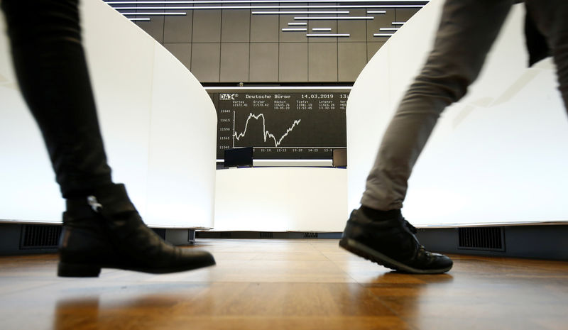 © Reuters. Operadores caminham na Bolsa de Valores de Frankfurt, Alemanha