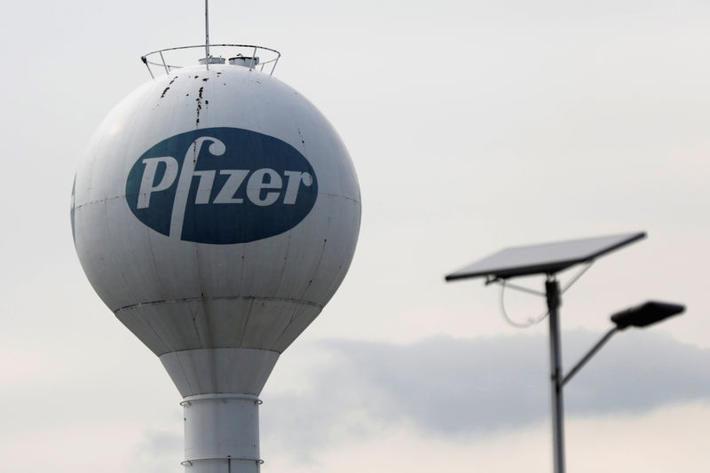 © Reuters. A logo of American pharmaceutical corporation Pfizer Inc., is pictured in Toluca