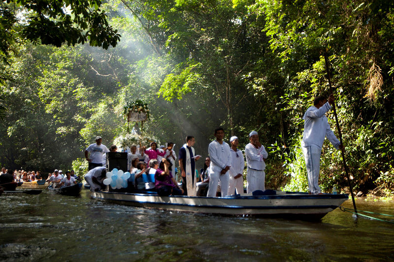 © Reuters. Peregrinos acompanham imagem de Nossa Senhora da Conceição durante procissão anual no rio Caraparu, em Santa Izabel do Pará