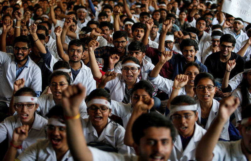 © Reuters. أطباء الهند ينظمون إضرابا عاما احتجاجا على أوضاع العمل "غير الإنسانية"