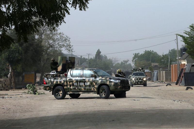 © Reuters. Forças de segurança da Nigéria em local de ataque em Maiduguri