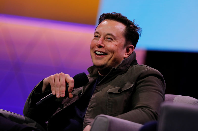 © Reuters. FILE PHOTO: SpaceX owner and Tesla CEO Elon Musk reacts during a conversation with legendary game designer Todd Howard at the E3 gaming convention in Los Angeles