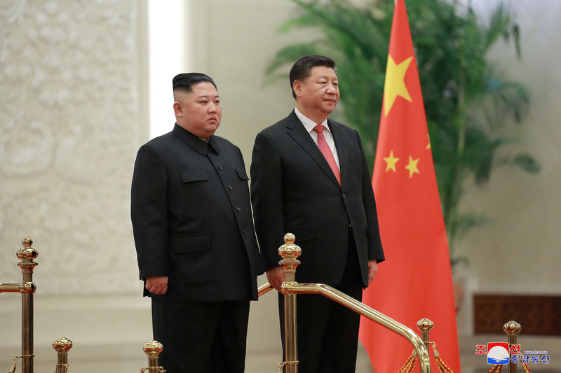 © Reuters. Líder da Coreia do Norte, Kim Jong Un, e presidente chinês, Xi Jinping, em Pequim