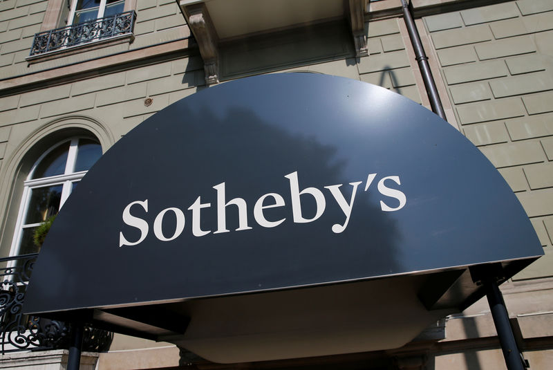 © Reuters. A logo is pictured outside Sotheby's auction house in Geneva in Geneva