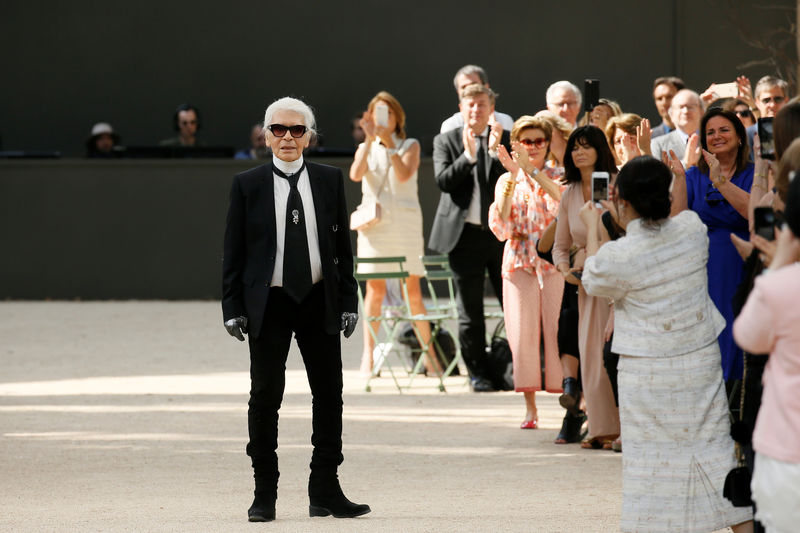 © Reuters. German designer Karl Lagerfeld appears at the end of his Haute Couture Fall/Winter 2017/2018 collection for fashion house Chanel in Paris