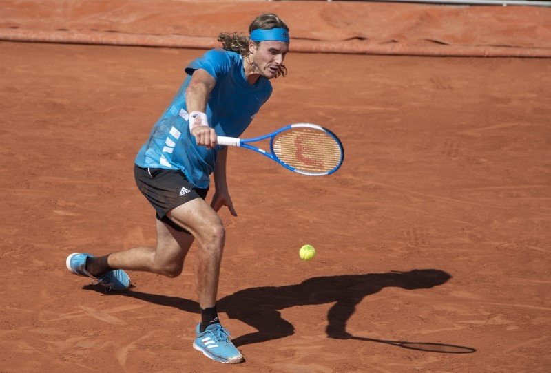 © Reuters. Stefanos Tsitsipas golpea la pelota en el octavo día del Abierto de Francia de 2019 en Stade Roland Garros