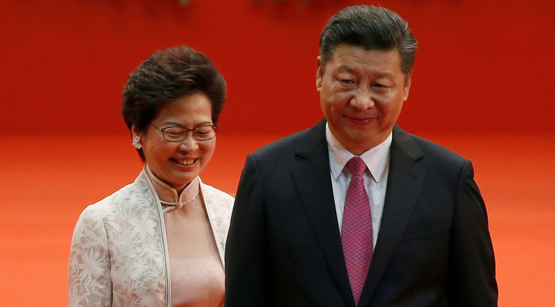 © Reuters. Carrie Lam, líder del Gobierno de Hong Kong, y Xi Jinping, presidente de China, fotografiados después de que la primera prestara juramento, durante el 20º aniversario del traspaso de la ciudad china, en Hong Kong