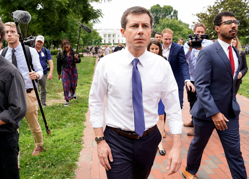 © Reuters. FILE PHOTO -  2020 Democratic U.S. presidential candidate Buttigieg attends rally outside the White House in Washington