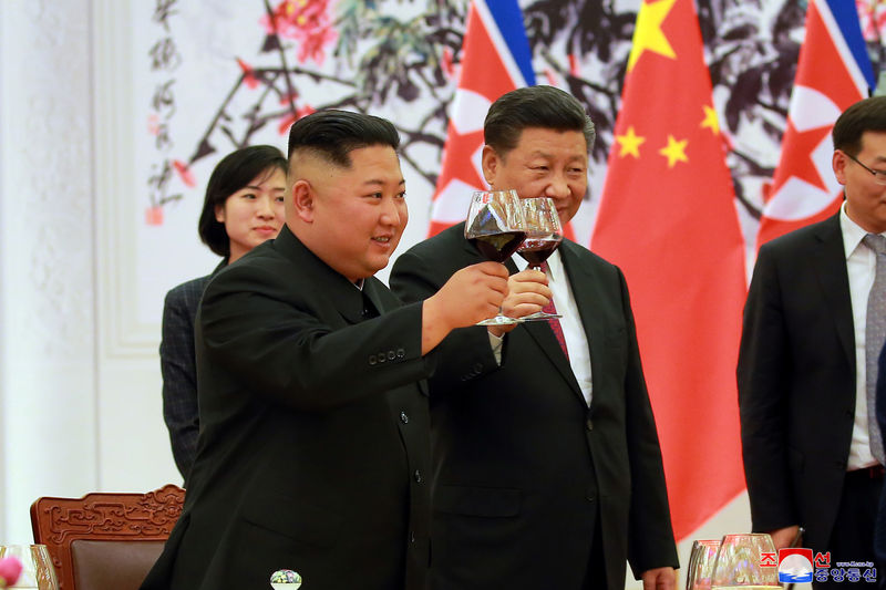 © Reuters. Foto de archivo del líder norcoreano, Kim Jong Un, y el presidente chino, Xi Jinping, brindando en Pekín.