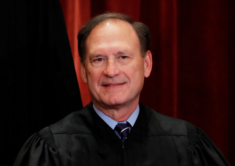 © Reuters. FILE PHOTO: U.S. Supreme Court Justice Samuel Alito, Jr poses during group portrait at Supreme Court in Washington